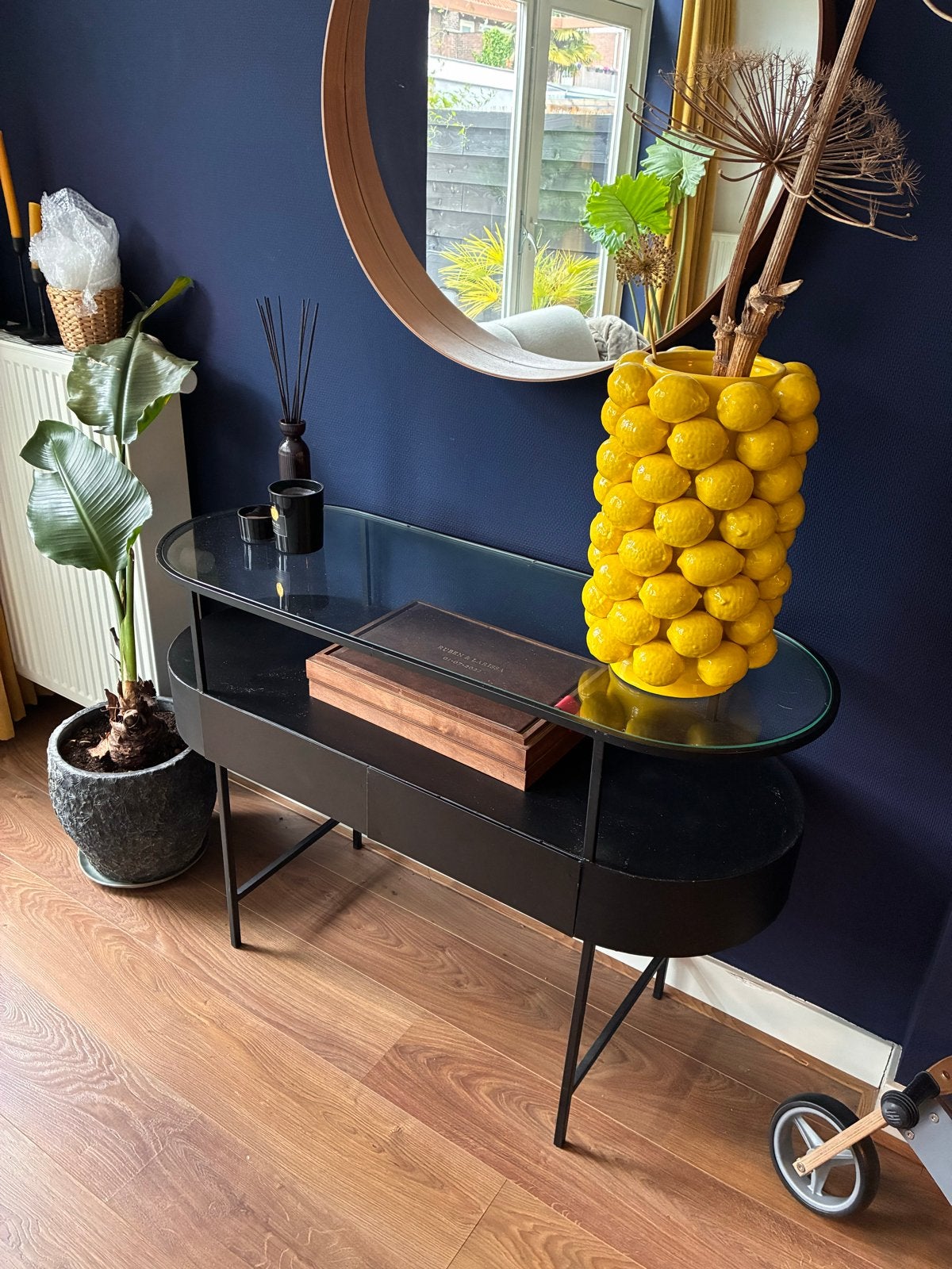 Zwarte sidetable met glazen blad en 2 lades, Huis en Inrichting, Ophalen, Gebruikt, 50 tot 100 cm, Glas