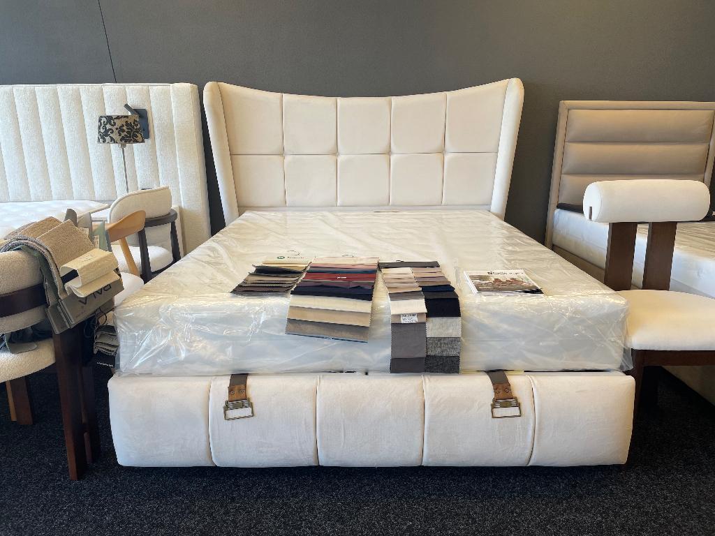 Actie!! Boxspring 1.60/2 m nu van €1650 naar €1250 showmodel, Ophalen, 160 cm, Nieuw, Tweepersoons