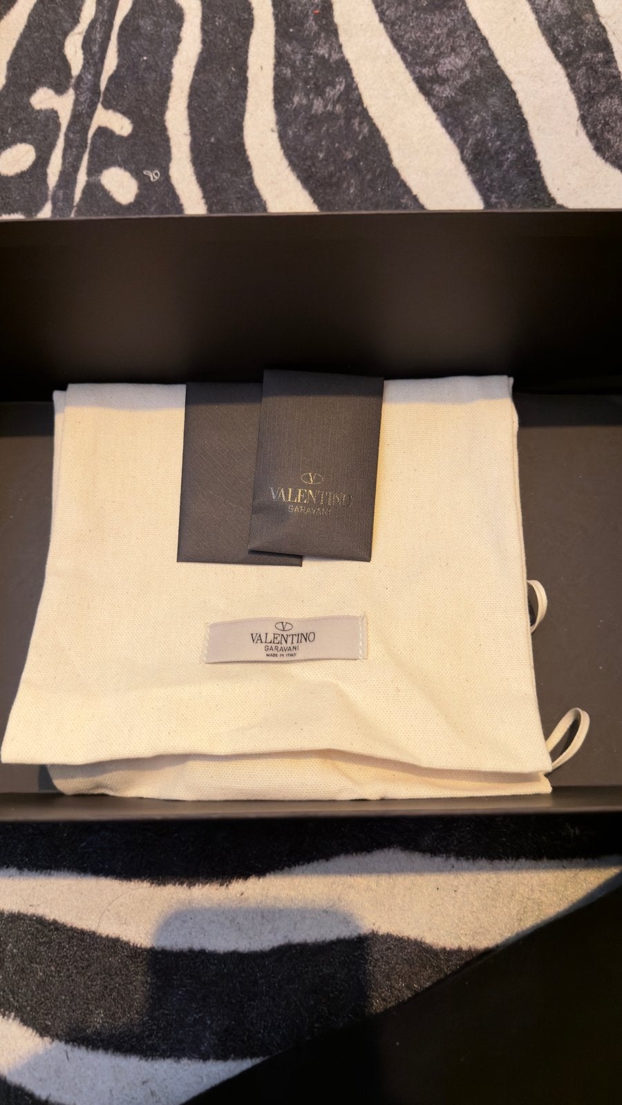 Valentino Garavani Slippers - Zwart met Wit Logo mt41, Ophalen of Verzenden, Zo goed als nieuw, Zwart