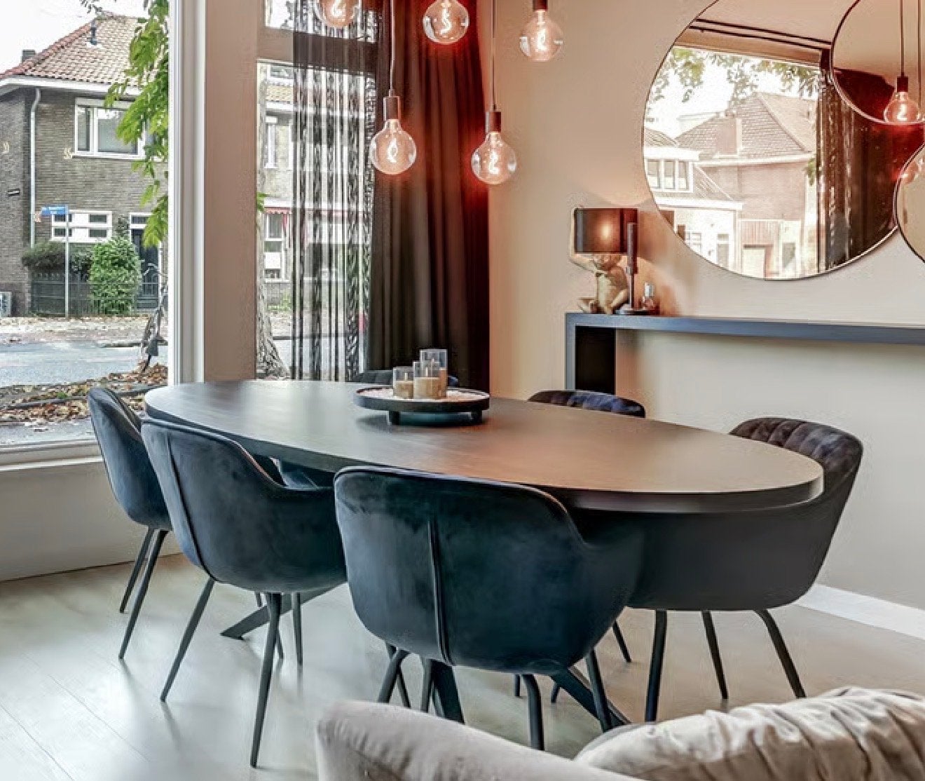 Moderne ovale eettafel met 6 stoelen, Huis en Inrichting, Tafels | Eettafels, Ophalen, 100 tot 150 cm, Zo goed als nieuw, Vijf personen of meer
