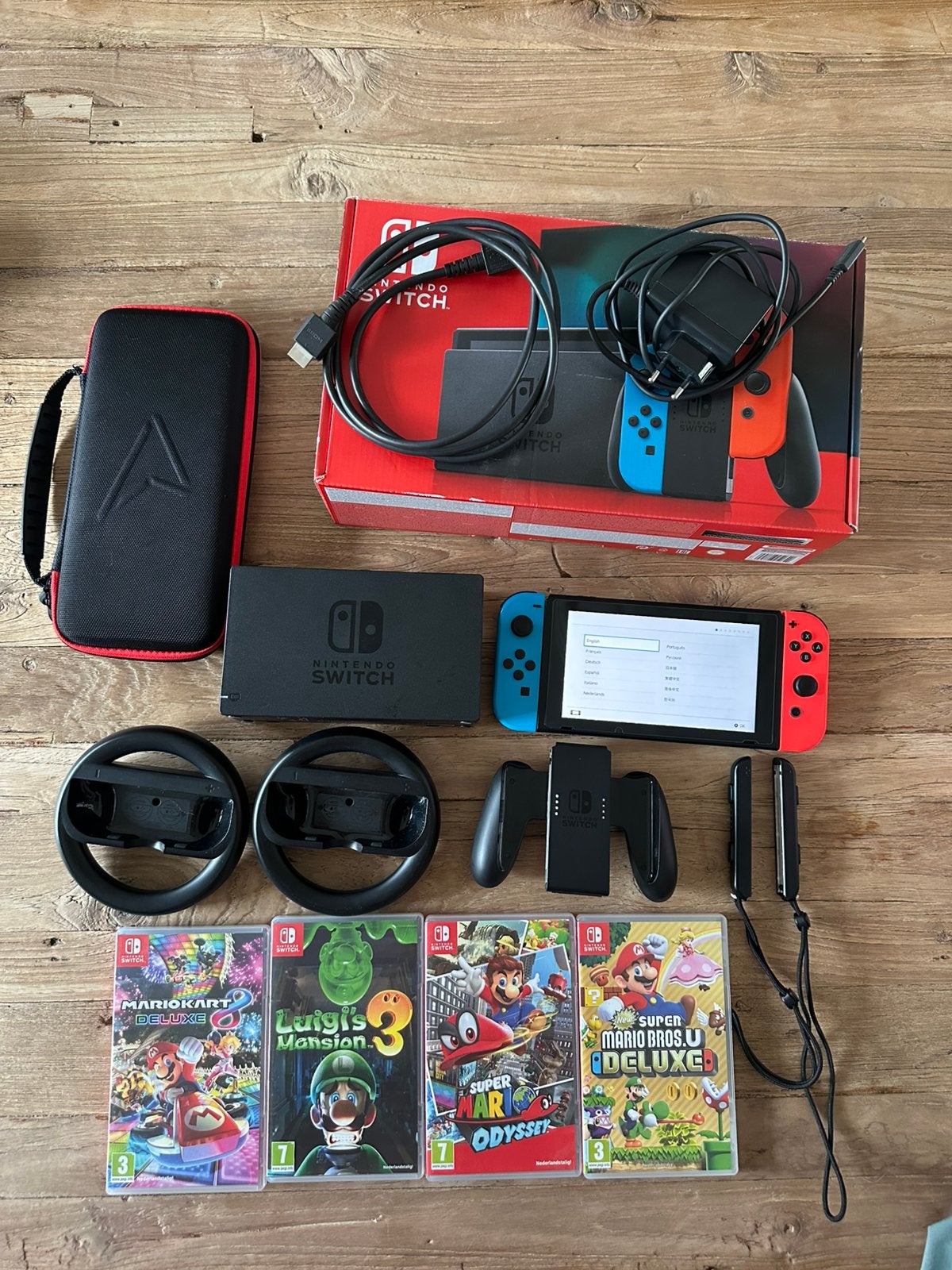 Nintendo Switch V2 + 4 games en accesoires, Spelcomputers en Games, Spelcomputers | Nintendo Switch, Met games, Met 2 controllers