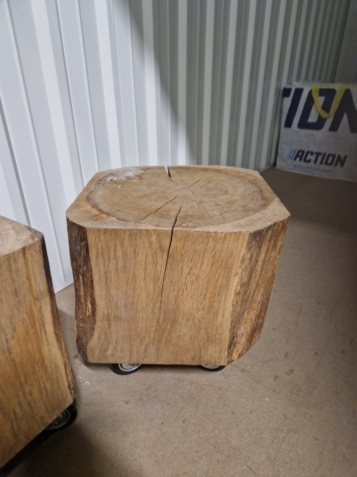 twee boomstam tafeltjes op wieltjes, Huis en Inrichting, Ophalen, 50 tot 100 cm, Minder dan 50 cm