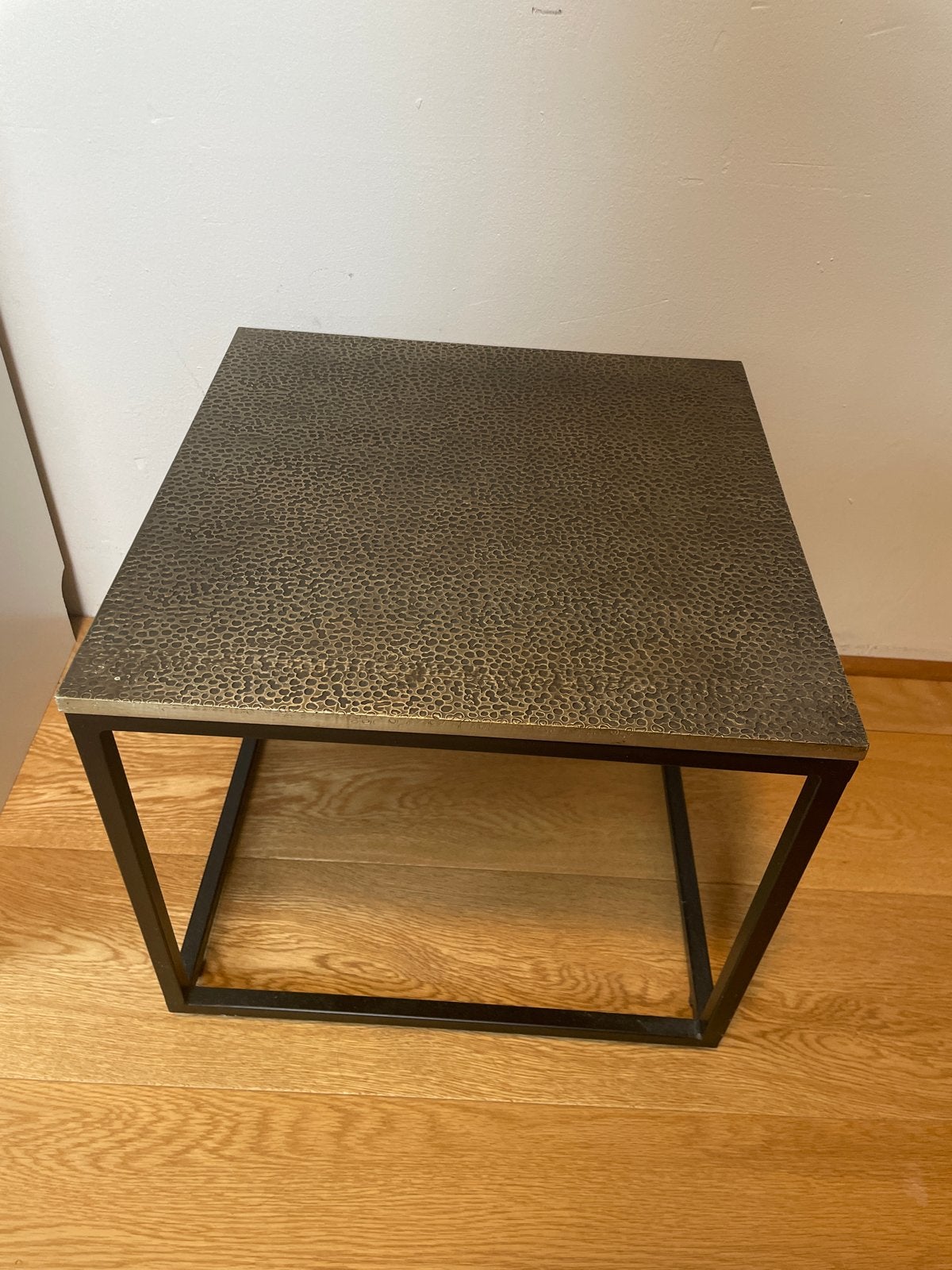 Bijzettafel 41x41x14 cm - Metaal met gehamerd effect, Huis en Inrichting, Tafels | Bijzettafels, Ophalen, Minder dan 45 cm, Minder dan 55 cm