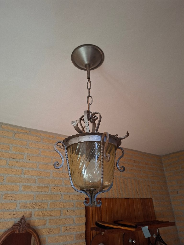 Antieke smeedijzeren hanglamp met amberkleurig glas, Huis en Inrichting, Lampen | Hanglampen, Ophalen, Gebruikt, Glas, Antiek, Klassiek, Smeedijzer