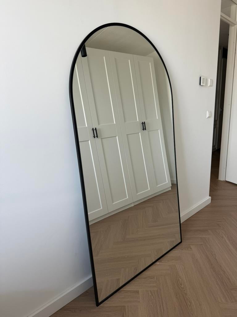 Grote boog spiegel met zwarte rand, Huis en Inrichting, Woonaccessoires | Spiegels, Ophalen, Zo goed als nieuw, Rechthoekig, 150 tot 200 cm