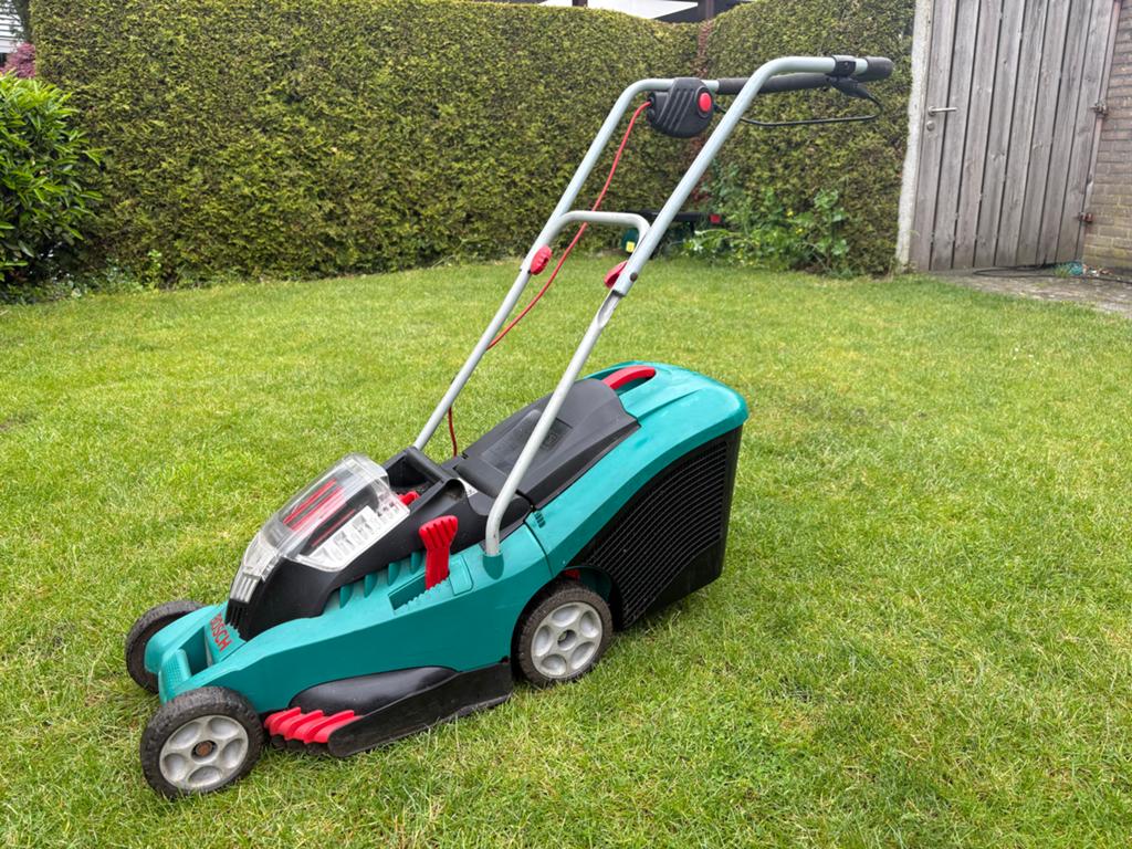 BOSCH Rotak 37 LI Accu Grasmaaier met Accu en Lader, Tuin en Terras, Grasmaaiers, Gebruikt, Accu-grasmaaier, 30 t/m 39 cm, Cirkelmaaier