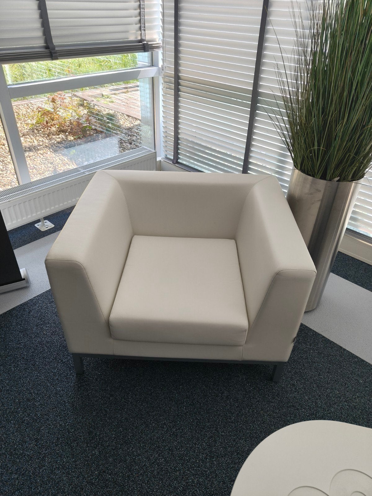 Te koop: prachtige witte fauteuil, merk Levira, Huis en Inrichting, Ophalen, Zo goed als nieuw, 75 tot 100 cm