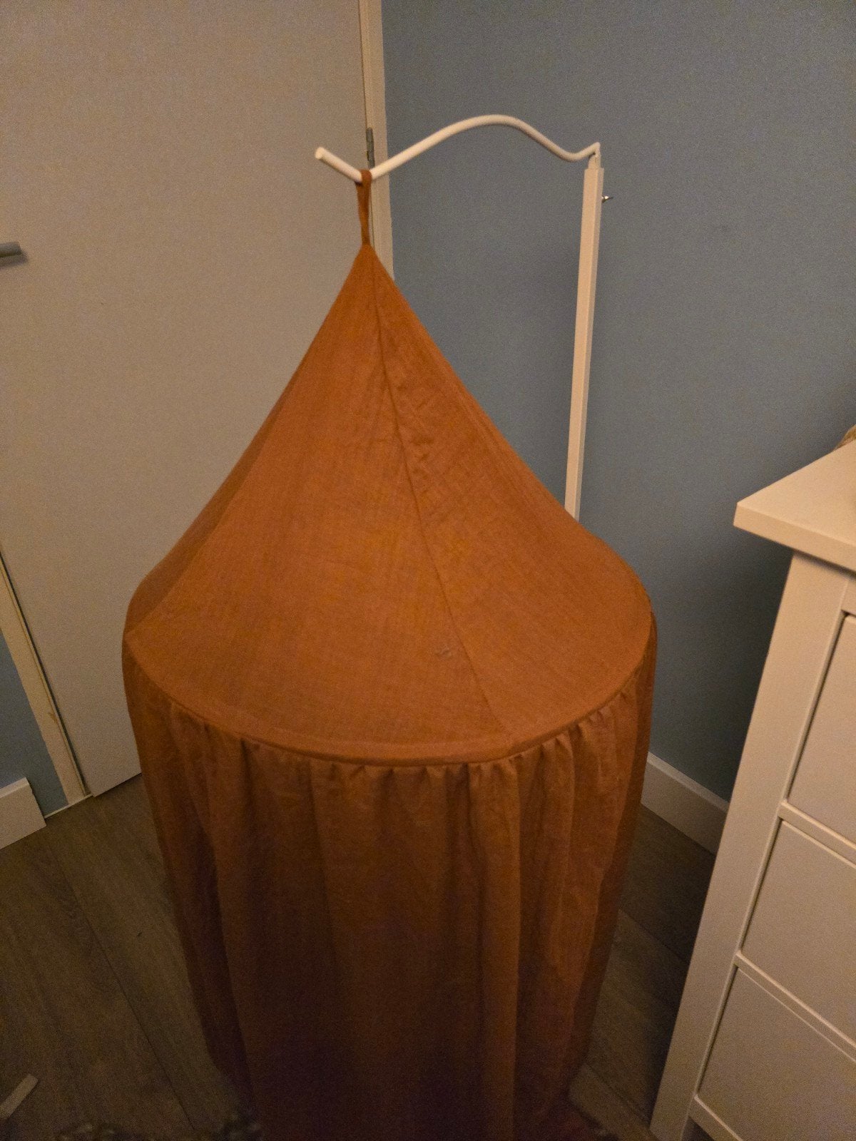 Mooie oranje klamboe met standaard voor babykamer, Ophalen, Oranje, Overige merken, Inclusief standaard