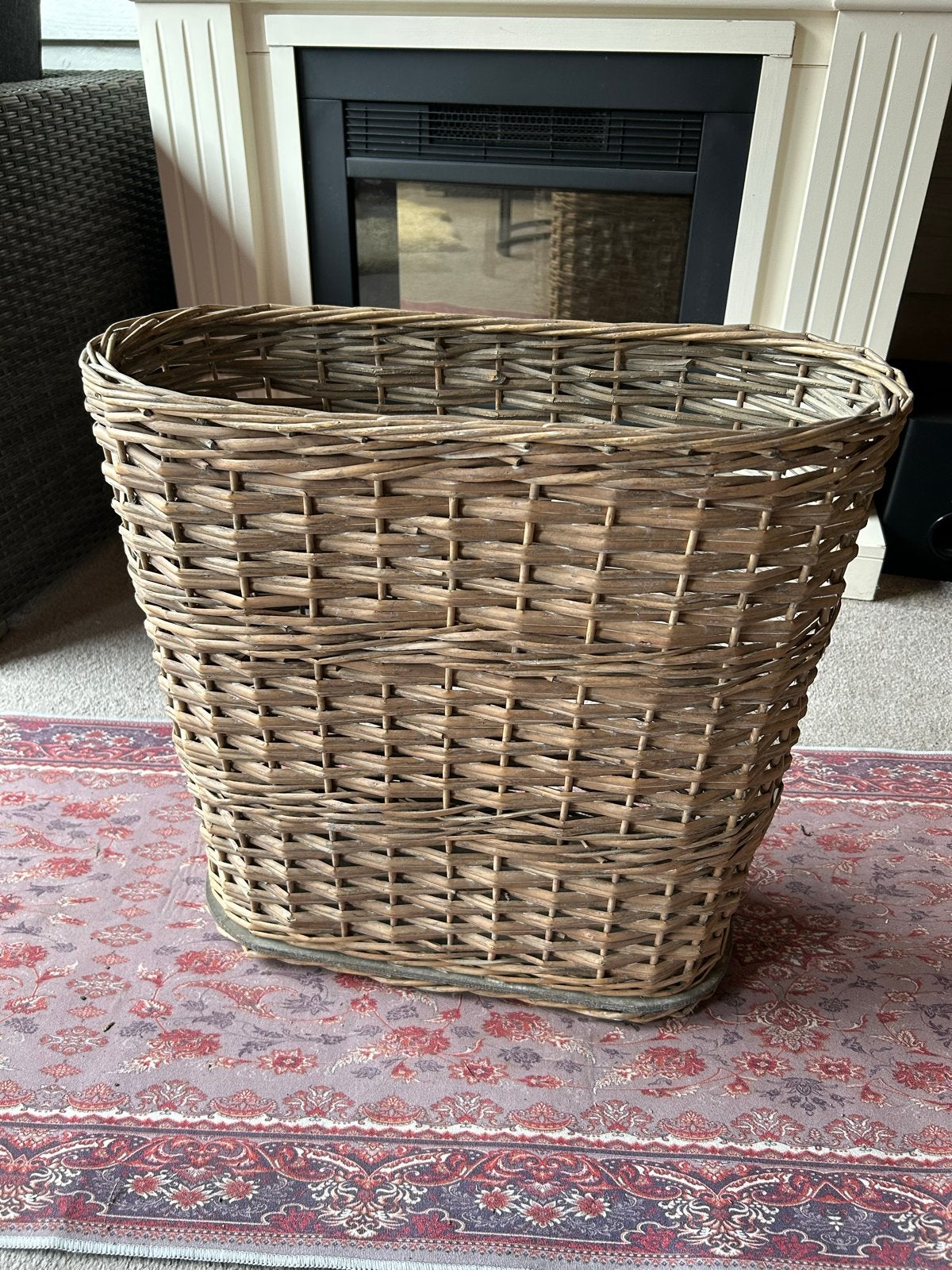Grote rieten mand met '1976' opdruk, Huis en Inrichting, Woonaccessoires | Schalen en Manden, Ophalen, Gebruikt, Gevlochten, Mand
