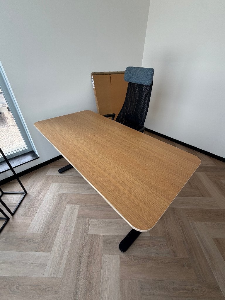 Modern Zit-sta bureau met houtlook blad en stoel, Ophalen, Zit-sta bureau, 160 cm, Gebruikt