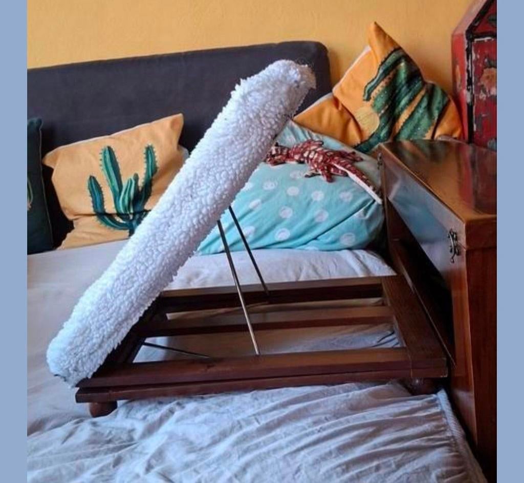 Houten kussenrek met schapenvacht, lezen in bed., Ophalen, Gebruikt, Bruin, Hout