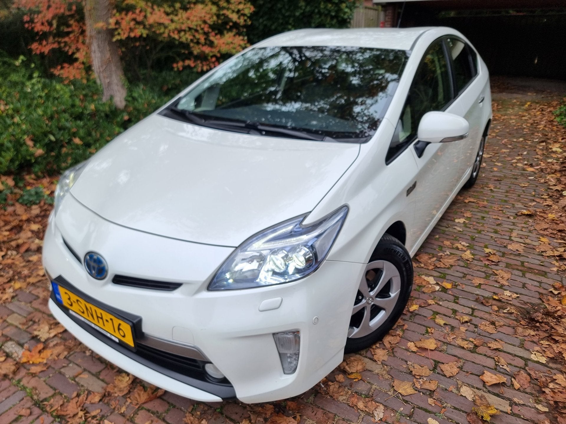 Toyota Prius 1.8 Plug-in Executive Business Xenon/Leer/JBL, Auto's, Gebruikt, Zwart, Wit, Verwarmde buitenspiegels