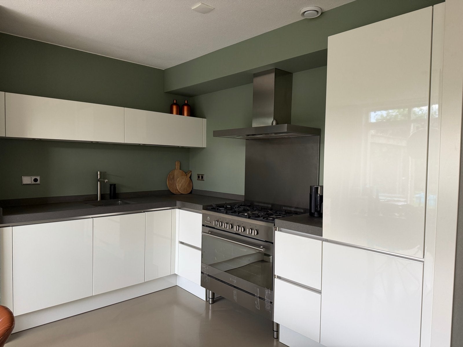 Hoogglans witte keuken met Boretti en Siemens apparatuur, Ophalen, Gebruikt, Wit, Hoekkeuken