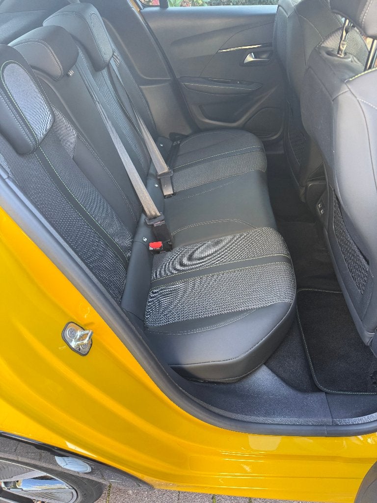 Foto 14 van Peugeot 208-E GT (2022, 38000KM, Geel/zwart)