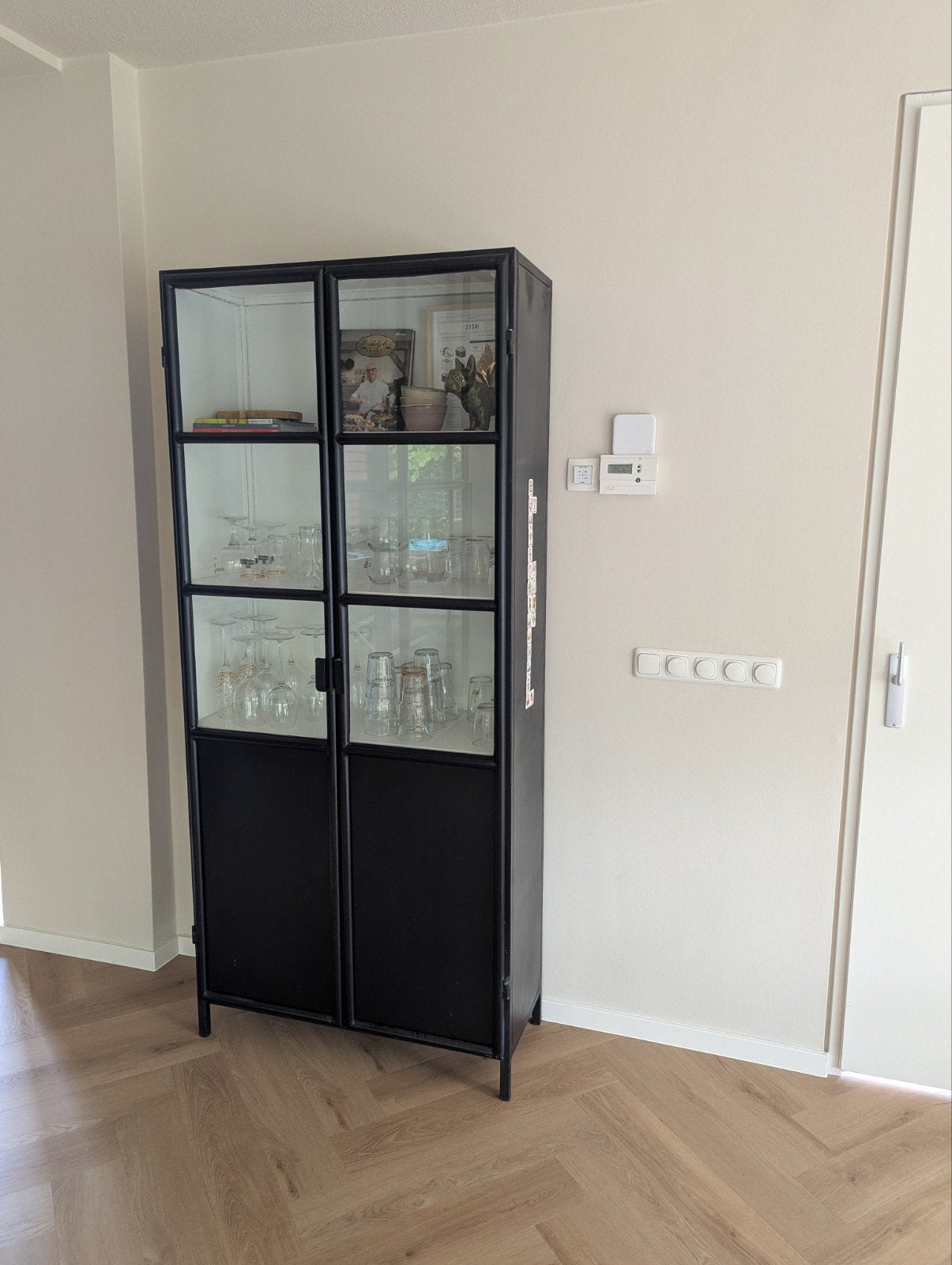 Zwarte vitrinekast met glazen deuren 90x200x38 cm, Huis en Inrichting, Kasten | Vitrinekasten, Ophalen, Met deur(en), Modern, Industrieel