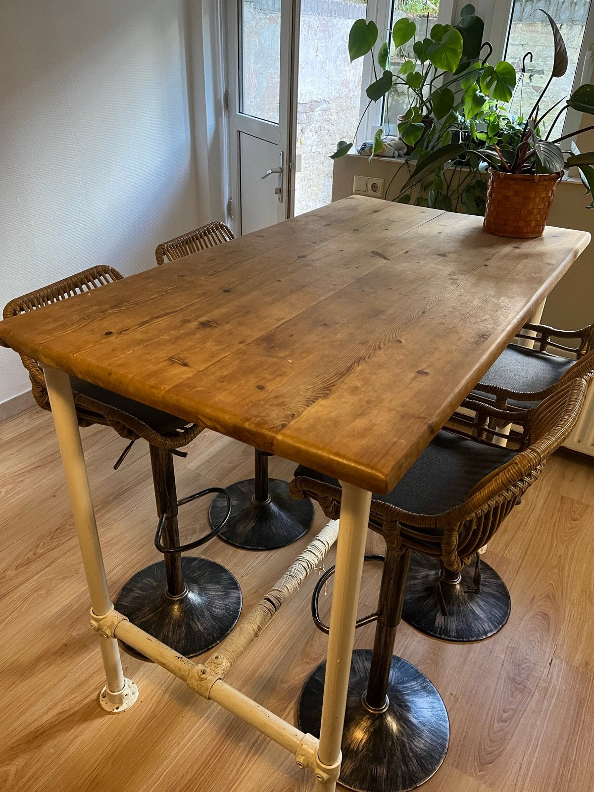 Houten bartafel met 4 rotan barkrukken, Ophalen, Gebruikt, In hoogte verstelbaar, 90 cm of meer