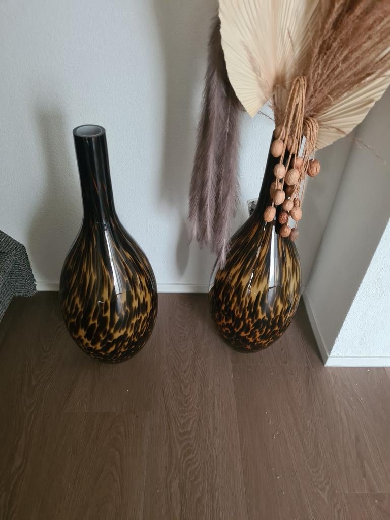 Twee vazen met luipaardprint, Huis en Inrichting, Woonaccessoires | Vazen, Ophalen of Verzenden, Overige kleuren, Glas, 50 tot 75 cm