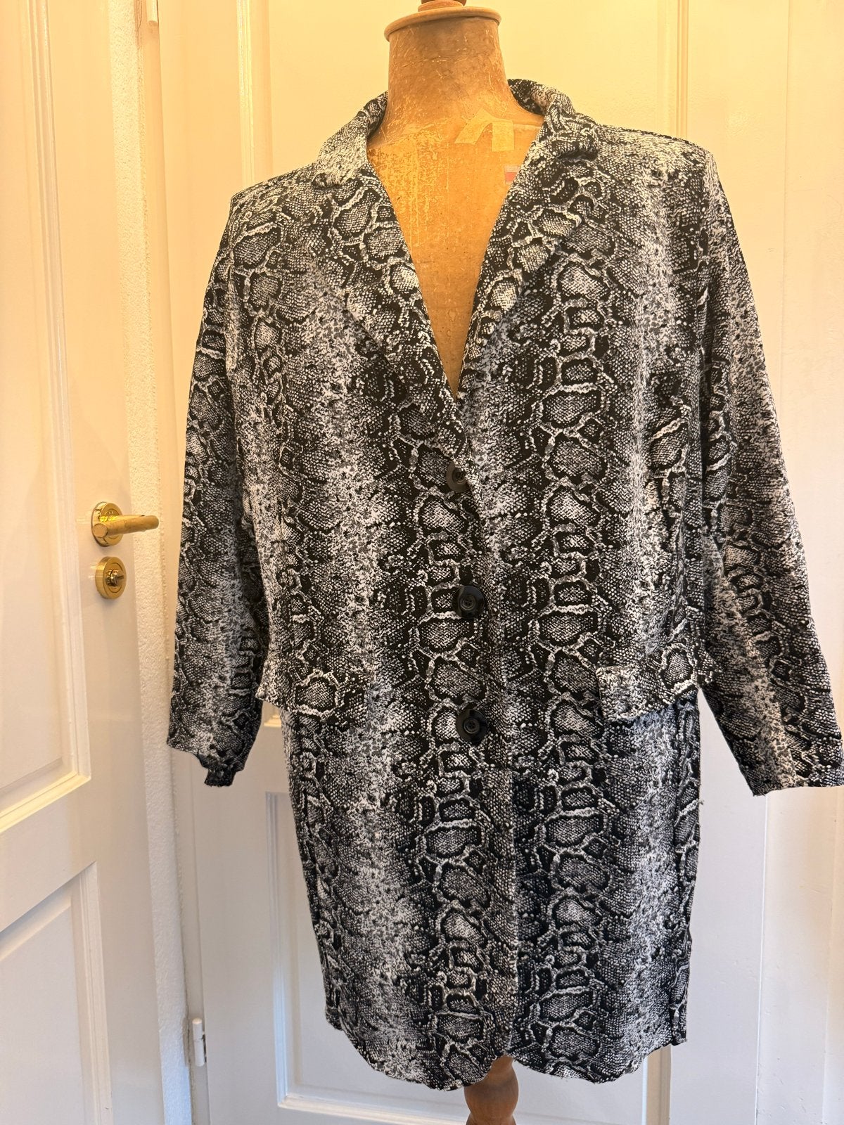 Zwart wit slangenprint blazer Twister maat 5 (grote maat), Kleding | Dames, Verzenden, Gedragen, Meerkleurig
