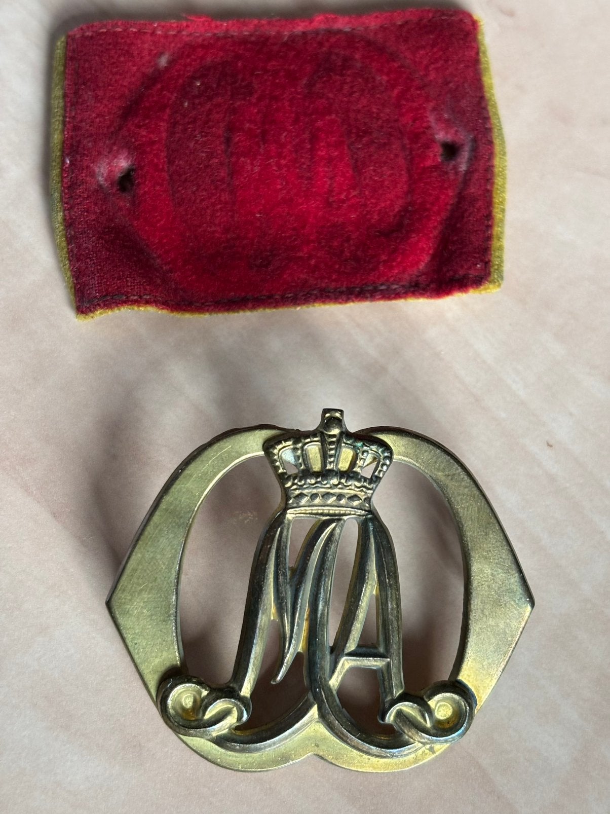 In top staat verkerend baretembleem KMA 2e model opgelegd, Verzenden, Landmacht, Nederland, Embleem of Badge