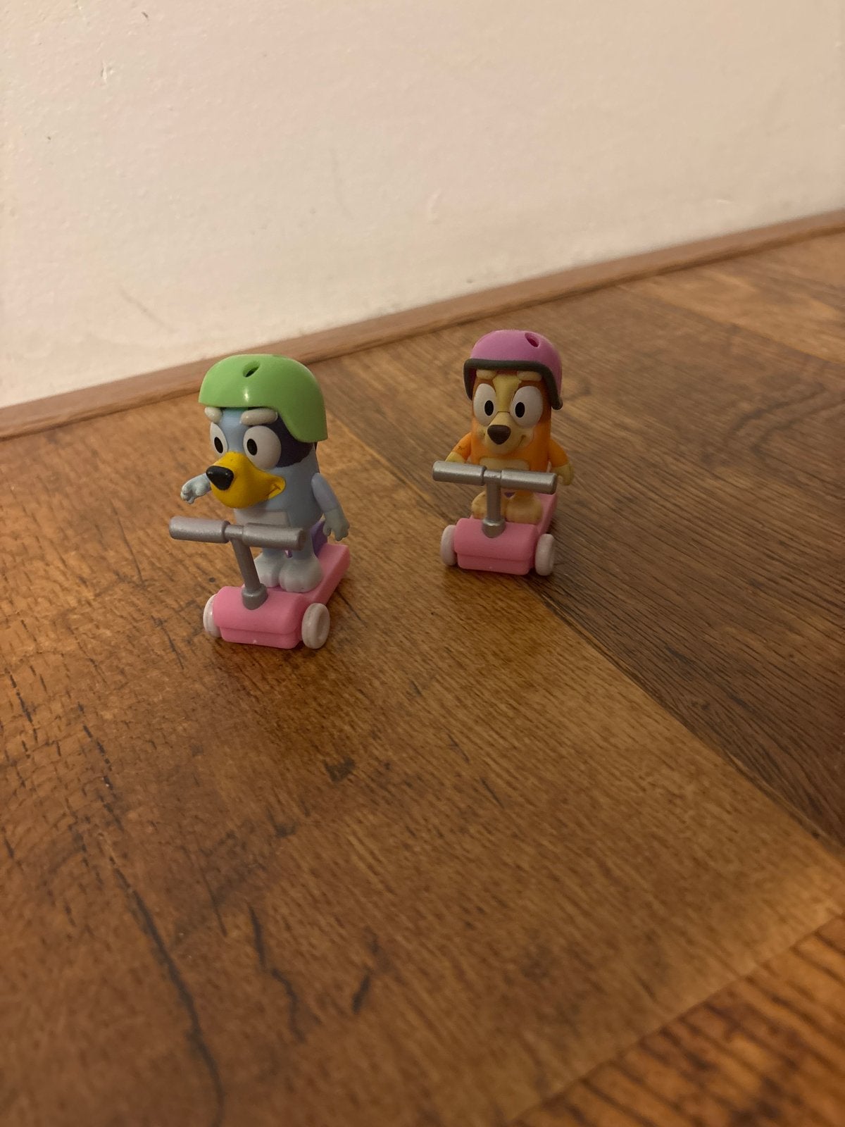 Bluey en Bingo poppetjes met steppen, Ophalen of Verzenden, Gebruikt