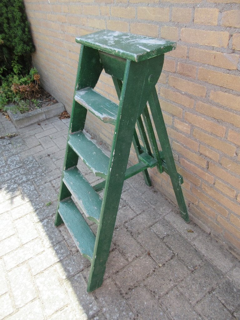 Antieke kleine groene houten trap, Ophalen