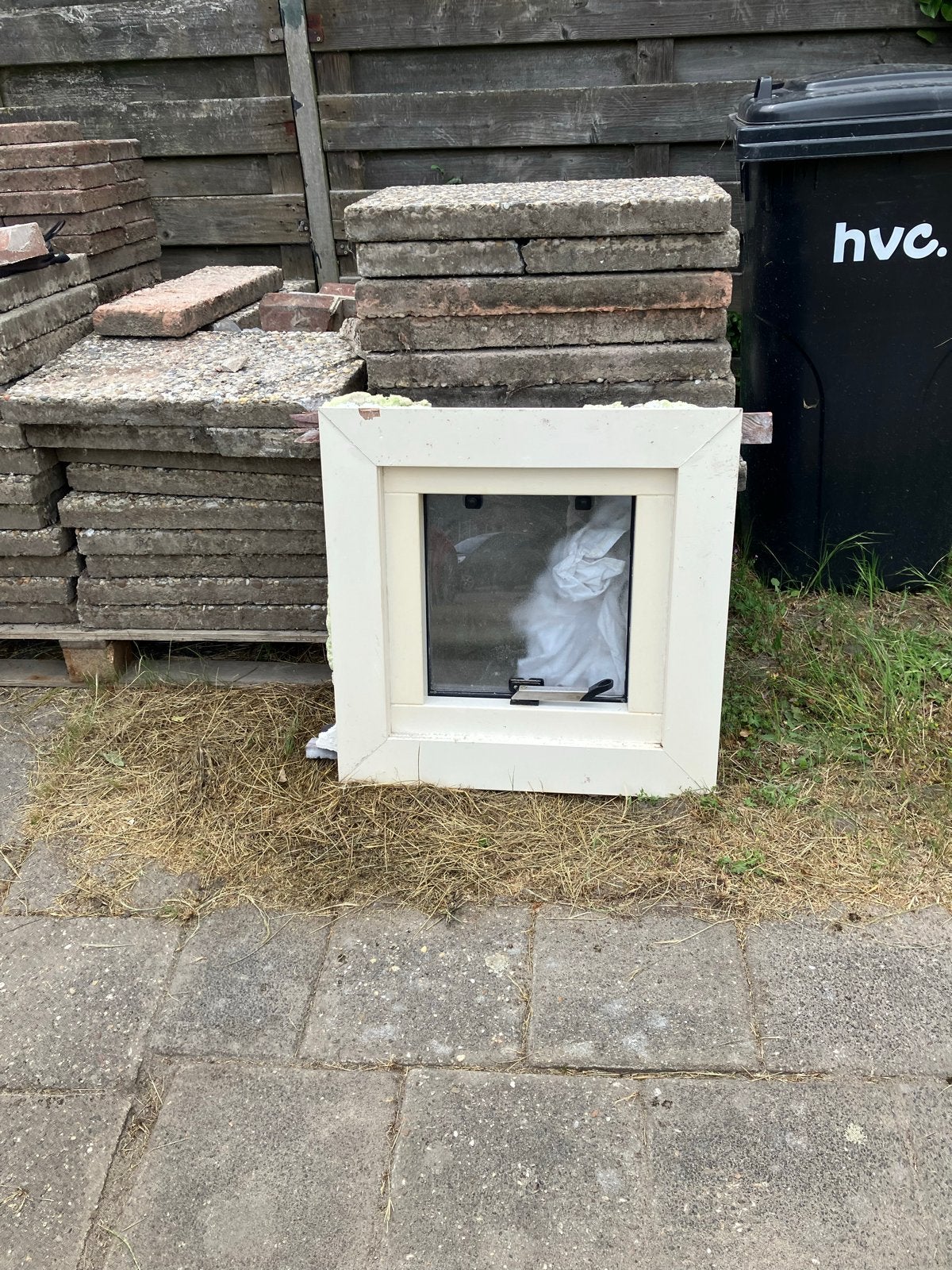 Hardhouten kozijn met klapraam en dubbelglas 60x60x15, Gevelraam of Ruit, Gebruikt, Minder dan 80 cm, Ophalen of Verzenden