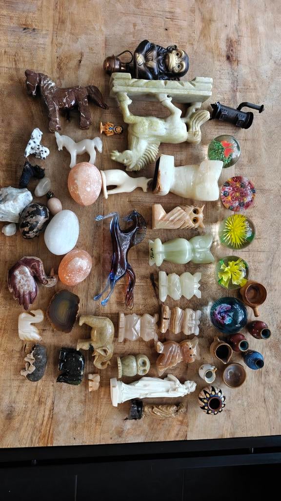 Verzameling van diverse beeldjes en decoratieve objecten, Ophalen