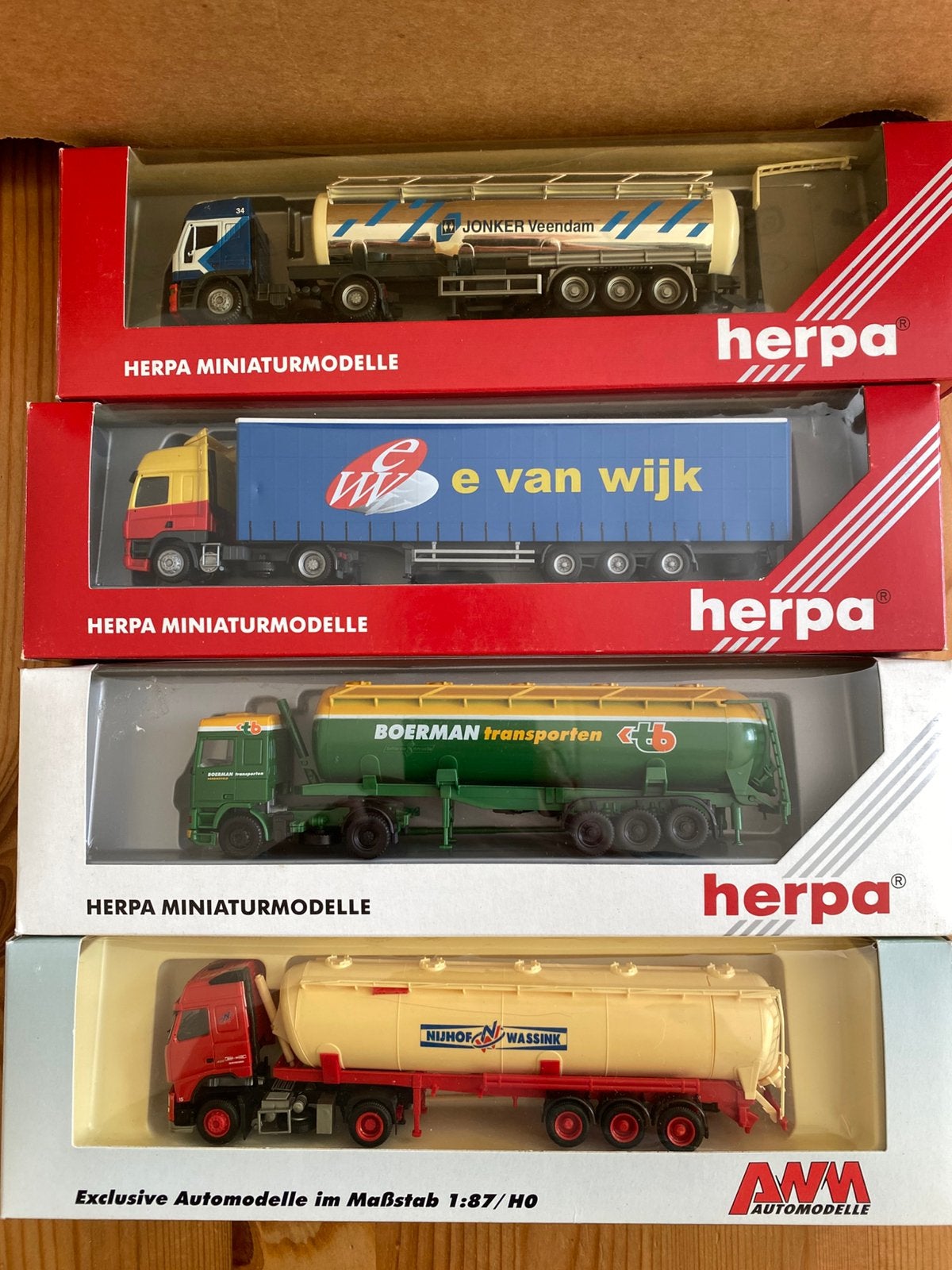 Herpa en AWM 4 Nederlandse vrachtautomodellen, Ophalen of Verzenden, Zo goed als nieuw, Bus of Vrachtwagen, Herpa