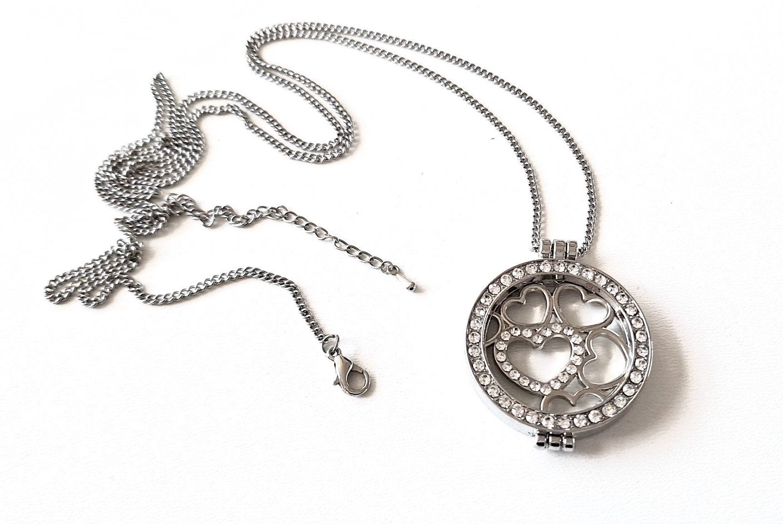 Zilverkleurige lange ketting met hartjes hanger + oorbellen, Overige materialen, Met strass, Ophalen of Verzenden, Zo goed als nieuw