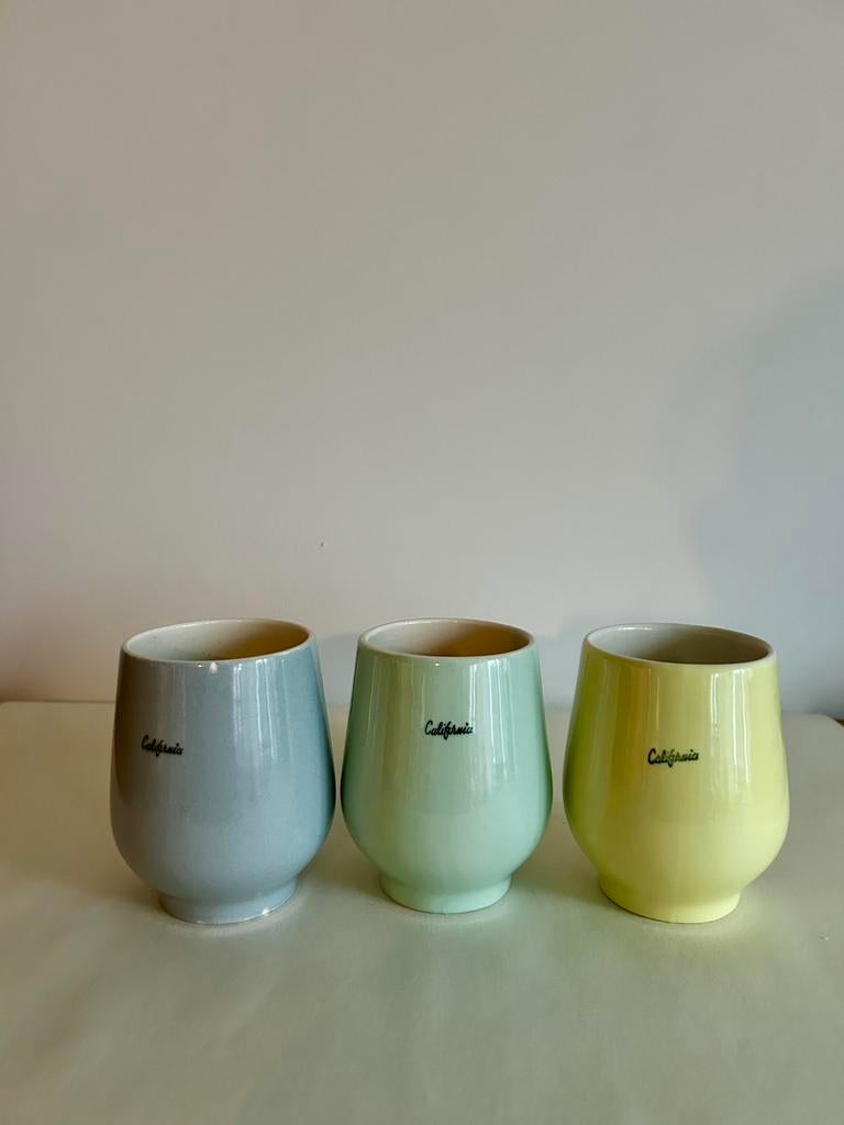 3 vintage P. Regout bekers , opdruk California in  pastel, Huis en Inrichting, Keuken | Servies, Ophalen of Verzenden, Gebruikt