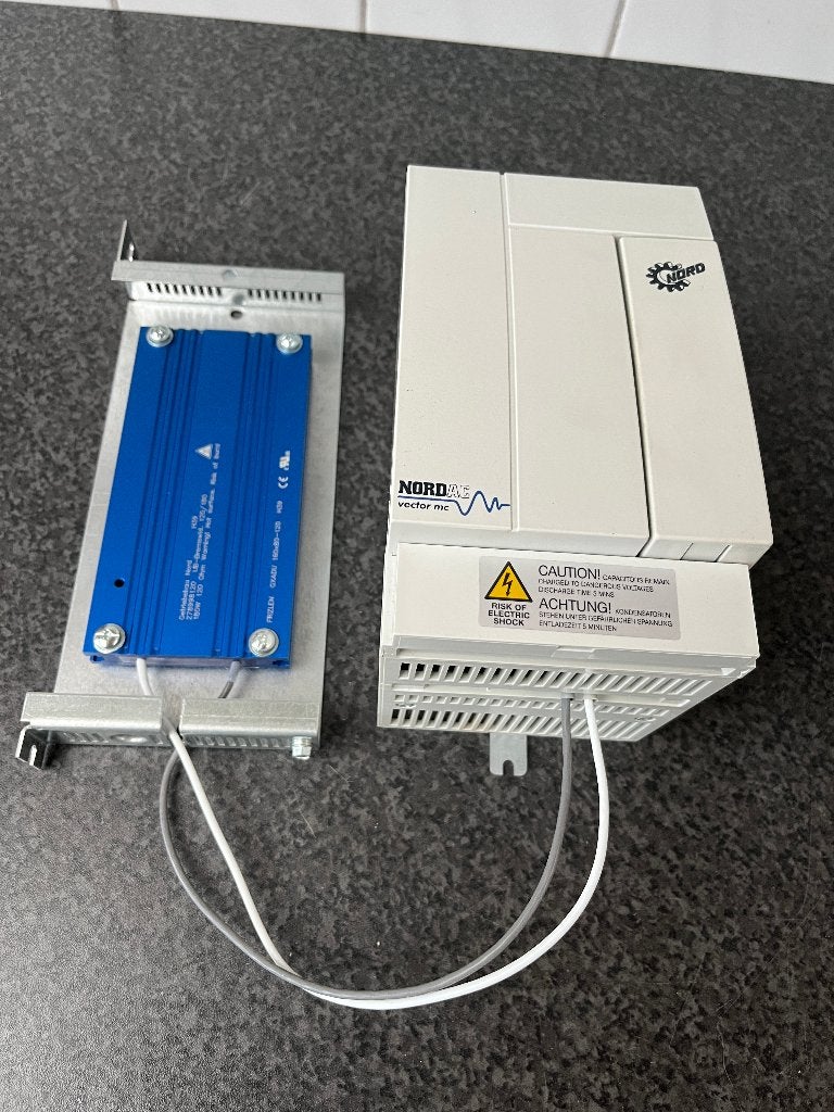 Nord frequentieregelaar SK1500/3FCT + Frizlen remweerstand, Hobby en Vrije tijd, Elektronica-componenten, Ophalen of Verzenden