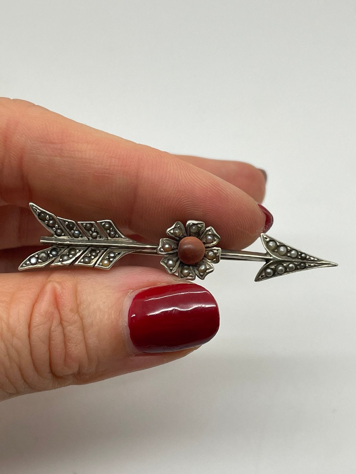 G354 Prachtige zilveren pijl broche bloedkoraal markasiet, Ophalen of Verzenden, Zilver, Broche, Met edelsteen