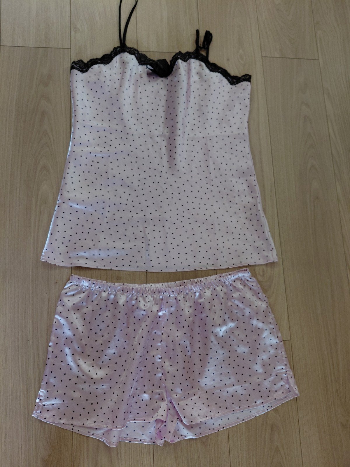 Lichtpaarse satijnen pyjama met stippen, Kleding | Dames, Onbekend, Ophalen of Verzenden, Gedragen, Maat 46/48 (XL) of groter