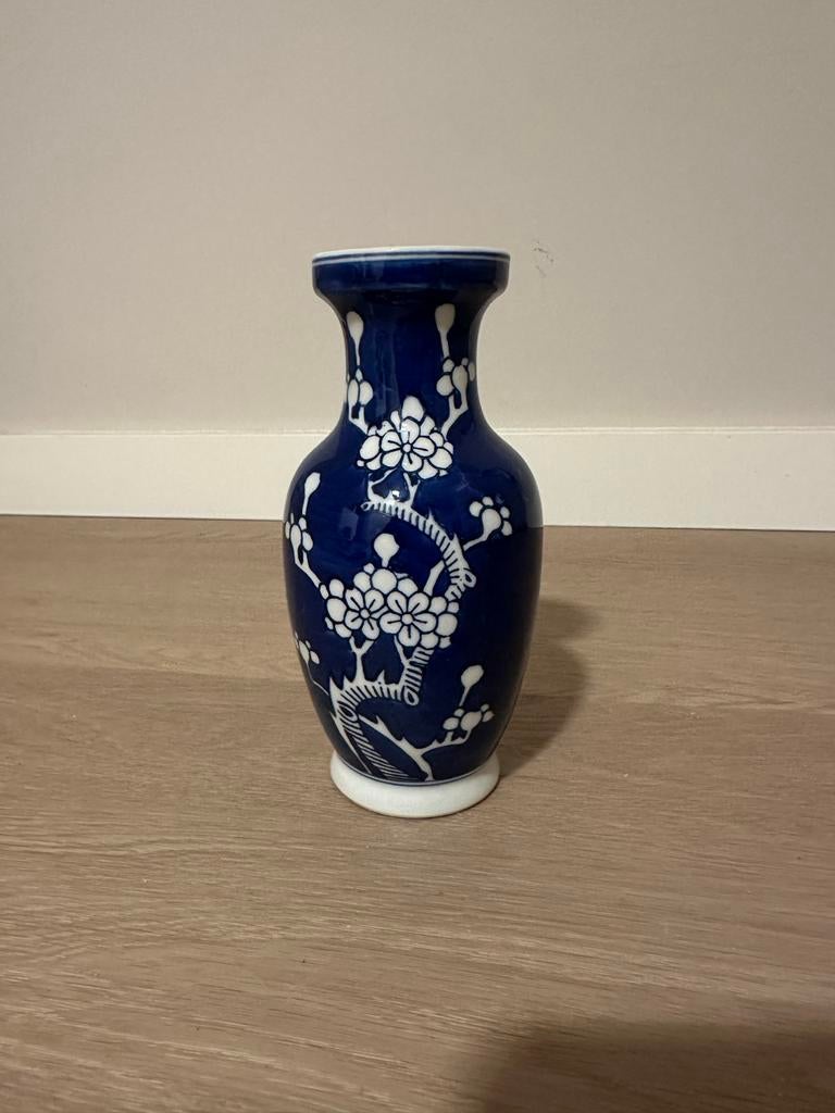 Prachtige Chinese vaas met blauw-wit bloemmotief, Antiek en Kunst, Antiek | Keramiek en Aardewerk, Ophalen