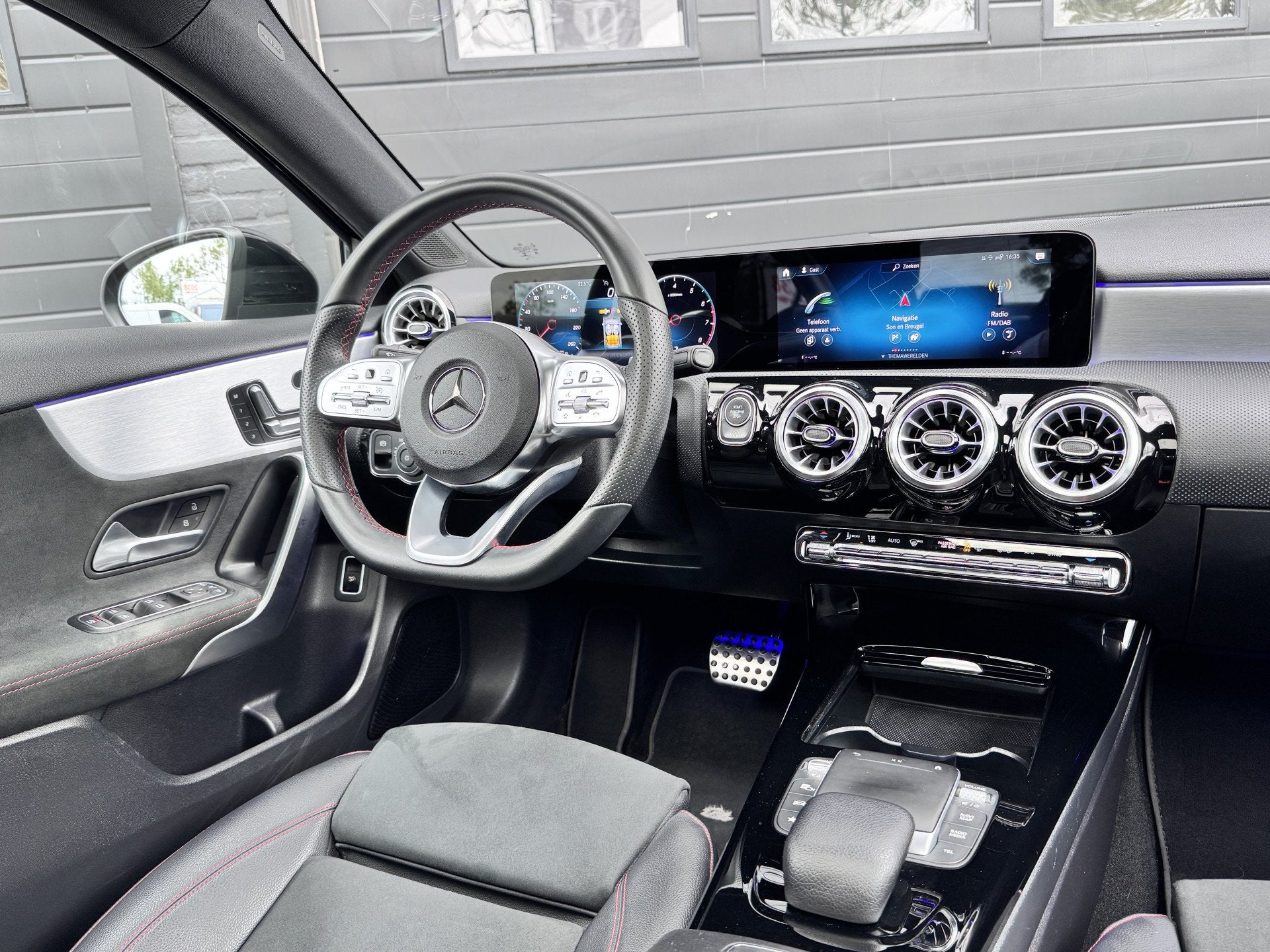 Mercedes-Benz A-Klasse 180 Business Solution AMG | Pano | Me, 136 pk, 4 cilinders, Zwart, Origineel Nederlands