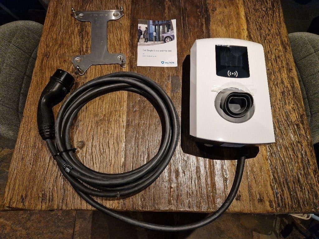 Alfen single proline met lange vaste kabel.  NIEUW !!!!, Ophalen of Verzenden, Nieuw, Laadpaal en Laadkabel