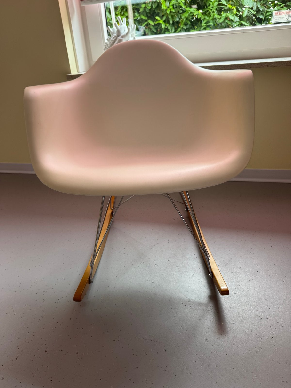 Vitra RAR Schommelstoel Eames Plastic Armchair, Huis en Inrichting, Wit, Ophalen of Verzenden, Zo goed als nieuw, Eén