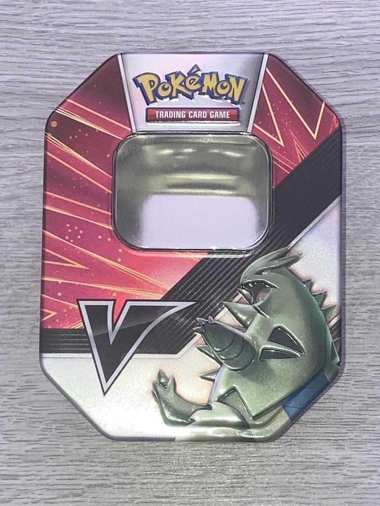 Pokemon Tyranitar V tin, Hobby en Vrije tijd, Verzamelkaartspellen | Pokémon, Ophalen, Zo goed als nieuw, Overige typen