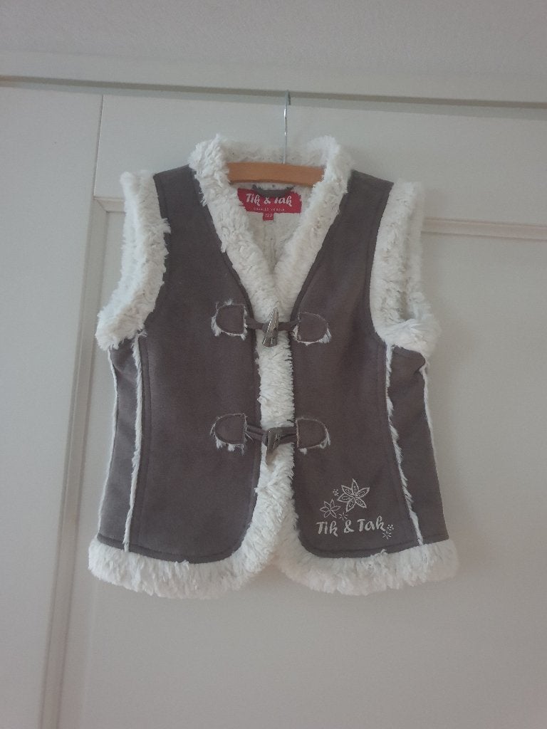 Bruin giletje vestje 122 fake fur meisje bontje, Ophalen of Verzenden, Zo goed als nieuw, Meisje, Trui of Vest