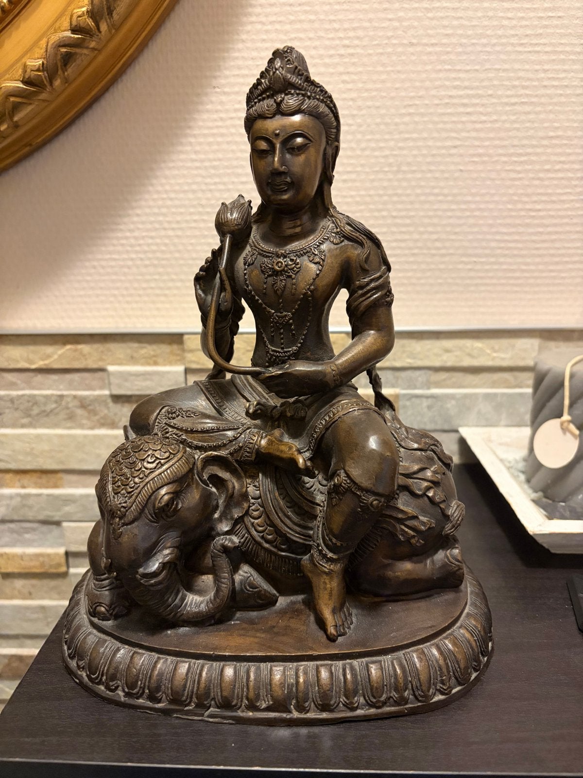 Bronzen beeld van Boeddha op olifant, Ophalen, 20 - 50 cm, Beeld, Bruin