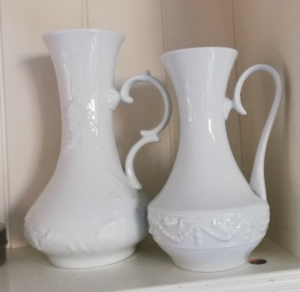 2x Royal KPM Bavaria vintage witte vazen met handvat, Overige materialen, Met patroon/structuur, 21 cm, Wit