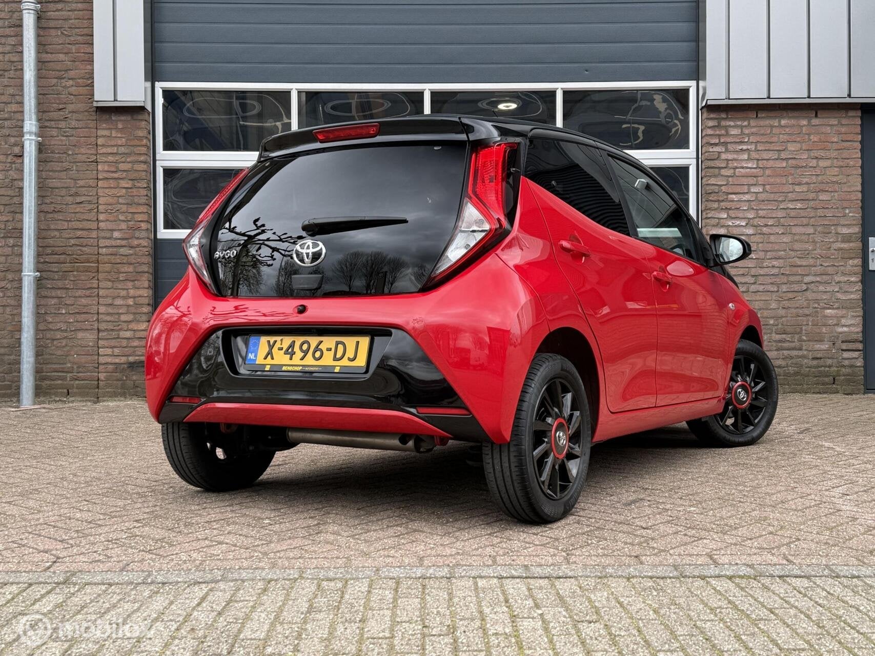 Toyota Aygo 1.0 VVT-i x-play Bi-tone Carplay Camera Lichtmet, Auto's, Voorwielaandrijving, Stof, 4 stoelen, Bedrijf