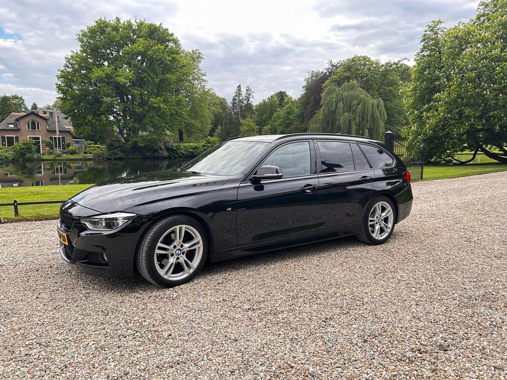 BMW 320i 2019 Touring M-Sport AUT HUD | Pano | Adaptive LED, Auto's, 1998 cc, Achterwielaandrijving, 1800 kg, Zwart