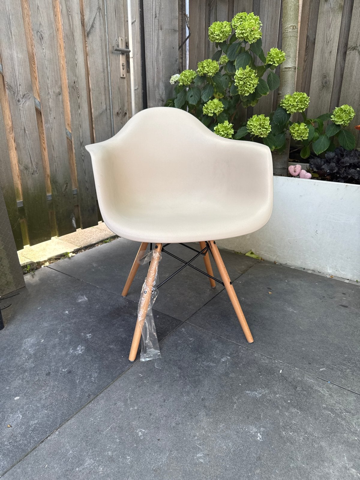Stijlvolle beige kuipstoel met houten poten, Ophalen, Overige kleuren, Nieuw, Eén