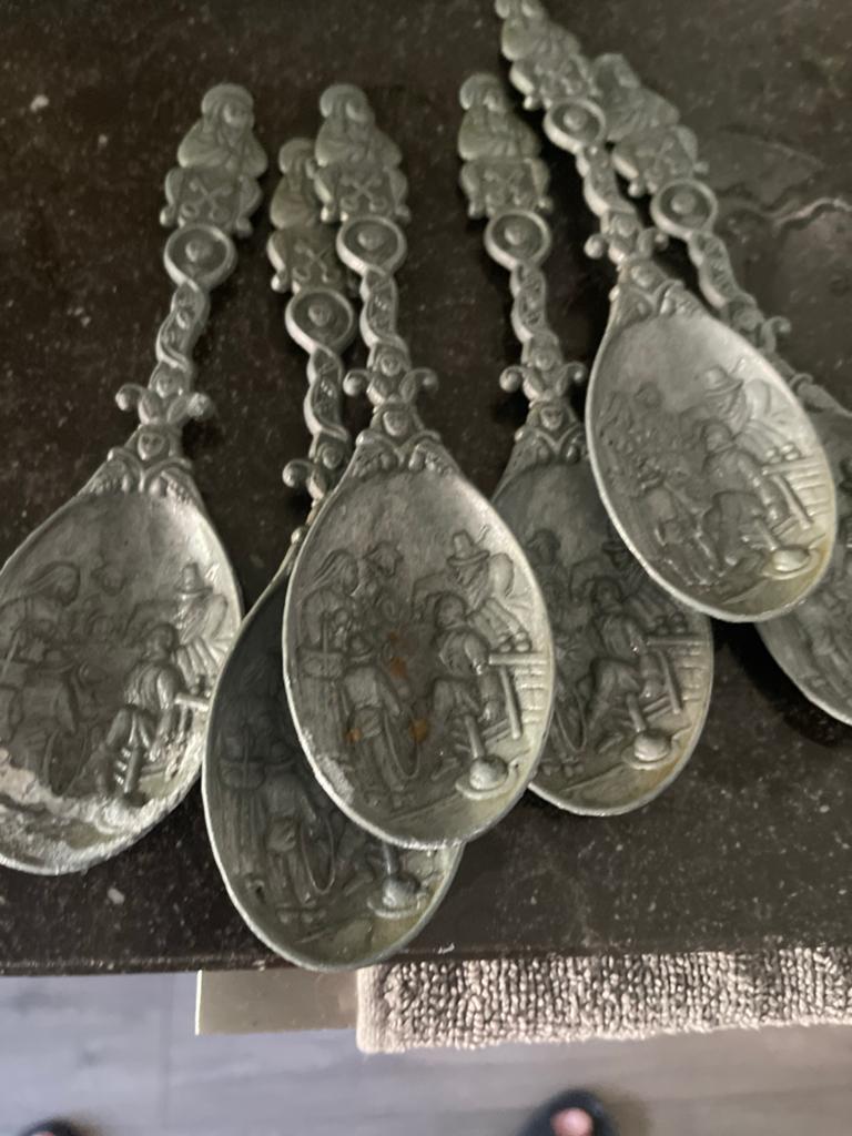 Set van 6 antieke tinnen lepels met reliëf, Ophalen of Verzenden