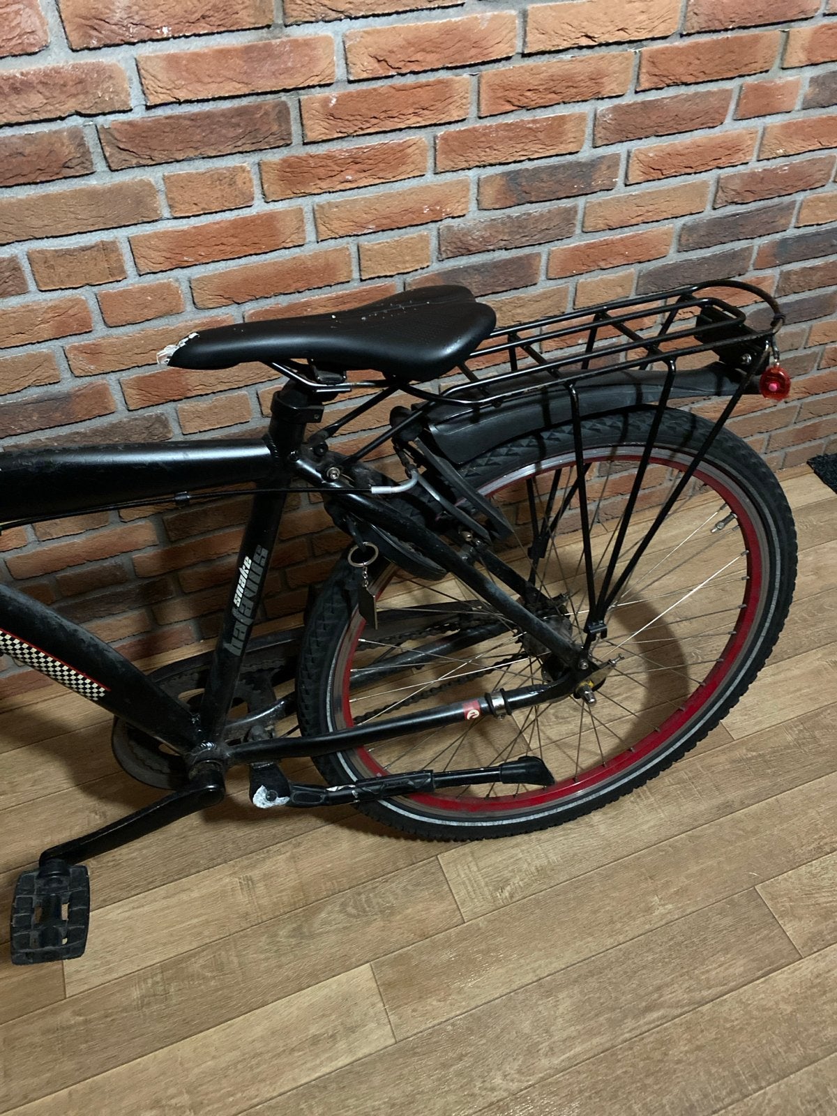 Zwarte fiets met rode velgen en bagagedrager, Ophalen, Gebruikt, Minder dan 16 inch