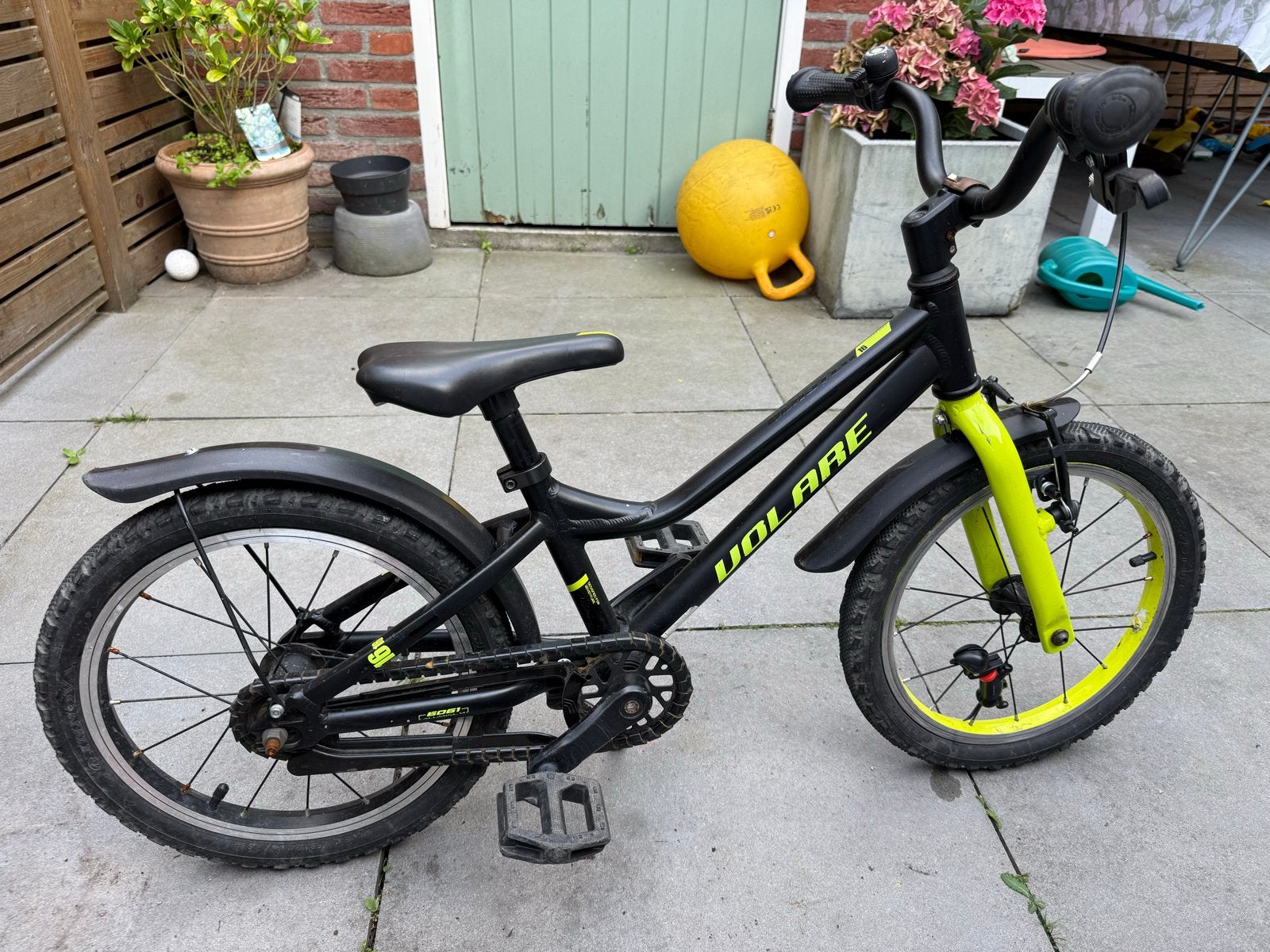 Volare kinderfiets 16 inch - Zwart/Neon Geel, Ophalen, Gebruikt, Velgrem, 16 tot 20 inch