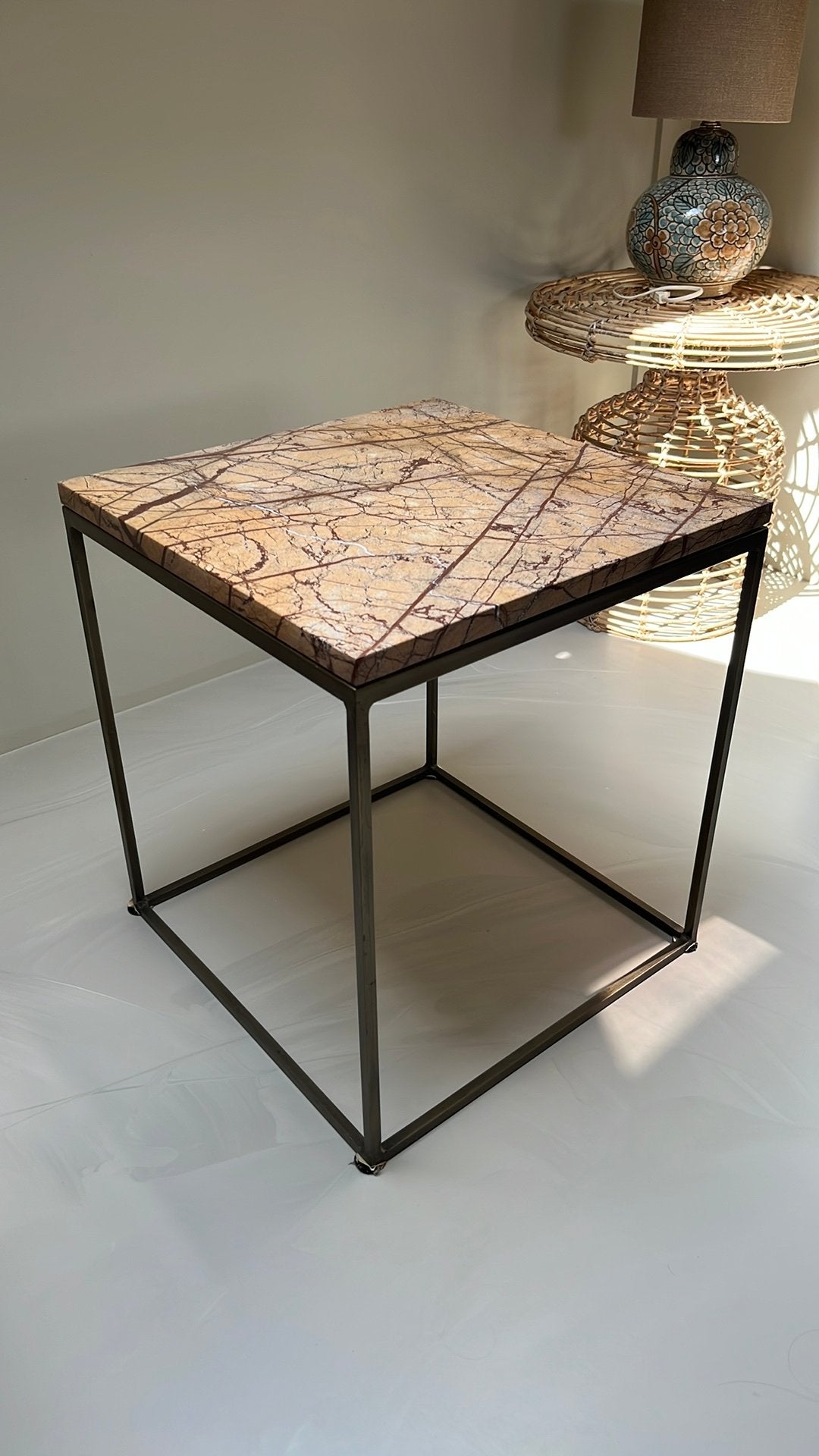 Bijzettafel natuursteen / messing, Ophalen, 50 tot 100 cm, Rond, Zo goed als nieuw