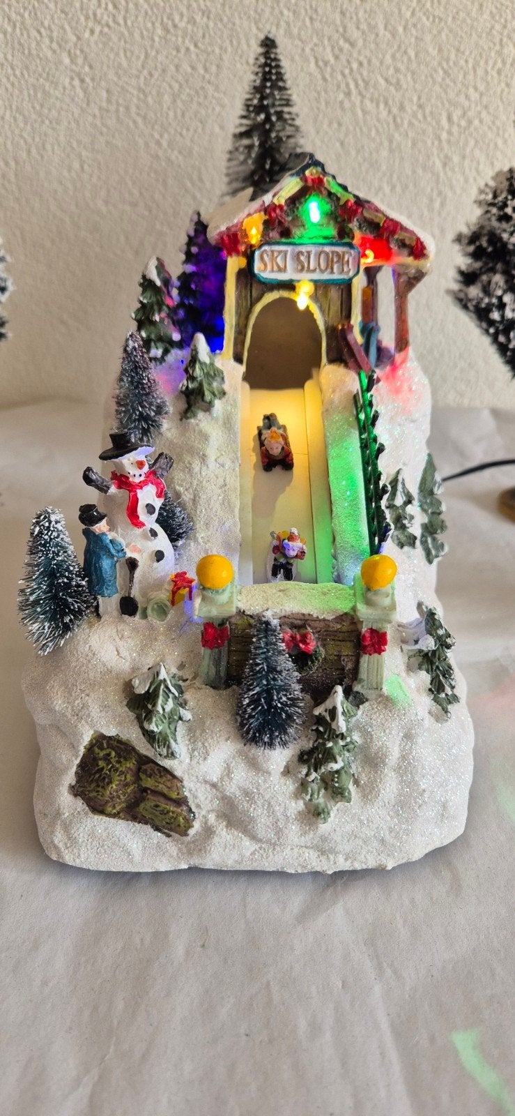 Ski helling met verlichting met doos voor je kerstdorp, Ophalen of Verzenden, Zo goed als nieuw