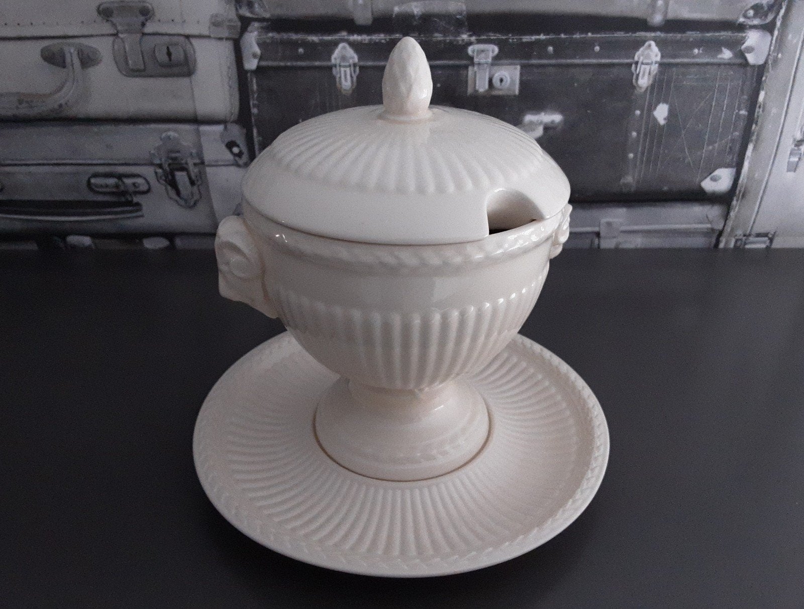 Wedgwood Edme sauciere met onderschotel in Nieuwstaat, Ophalen, Zo goed als nieuw, Aardewerk, Kop(pen) en/of Schotel(s)